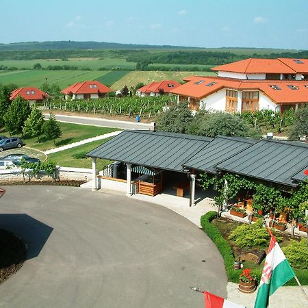 Egri Korona Borhaz Es Wellness Hotel Demjén Exterior foto