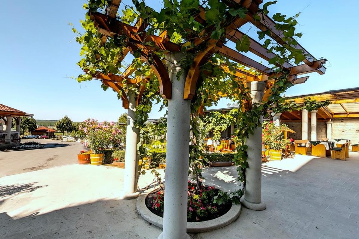 Egri Korona Borhaz Es Wellness Hotel Demjén Exterior foto