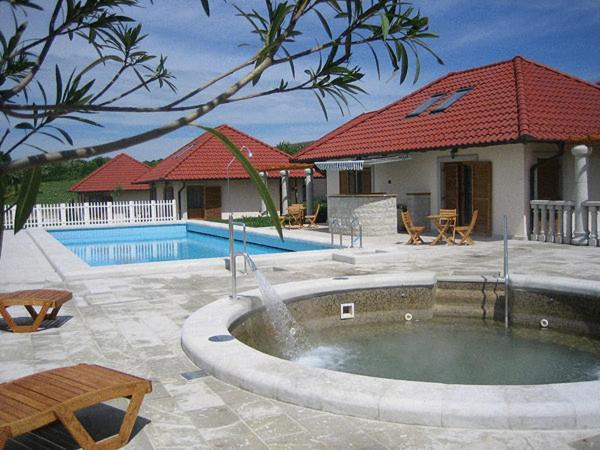 Egri Korona Borhaz Es Wellness Hotel Demjén Exterior foto