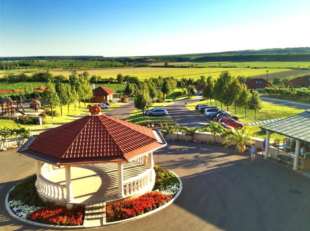 Egri Korona Borhaz Es Wellness Hotel Demjén Exterior foto