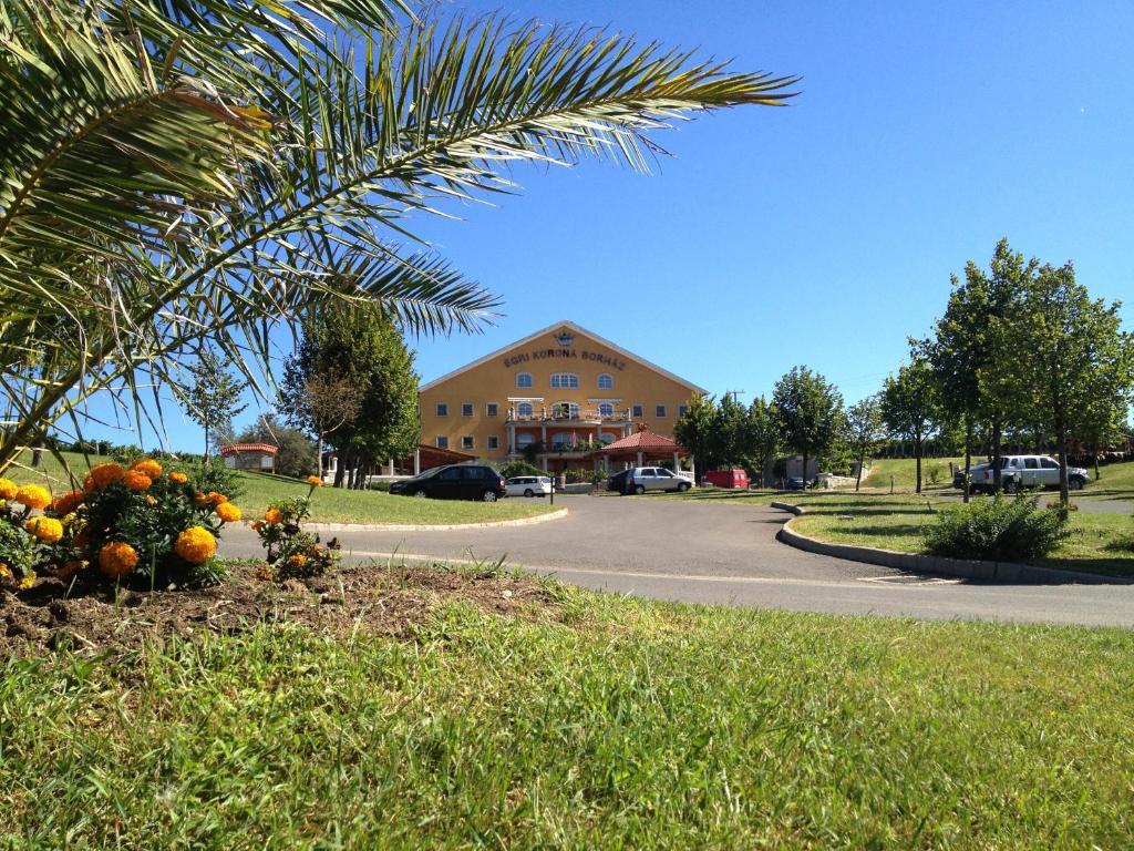 Egri Korona Borhaz Es Wellness Hotel Demjén Exterior foto