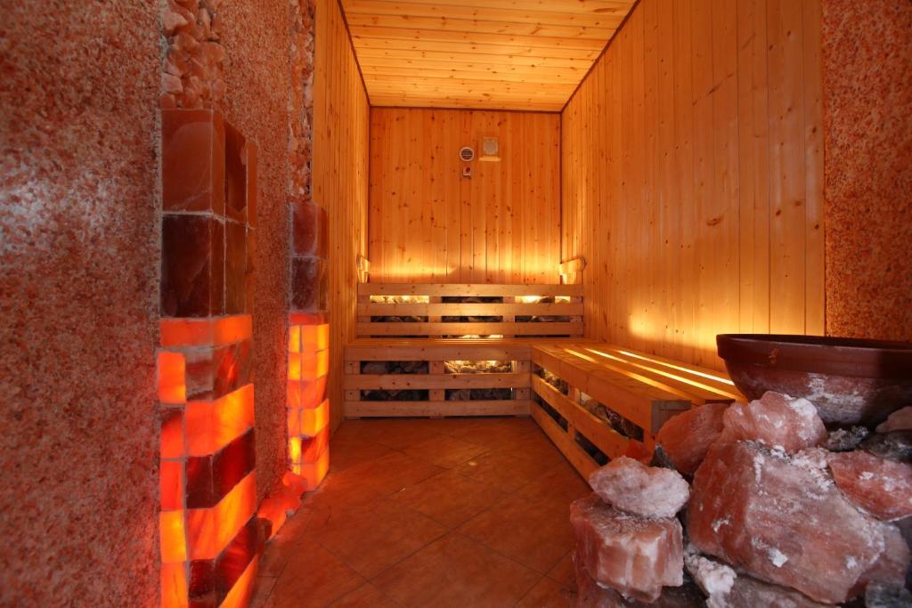 Egri Korona Borhaz Es Wellness Hotel Demjén Exterior foto
